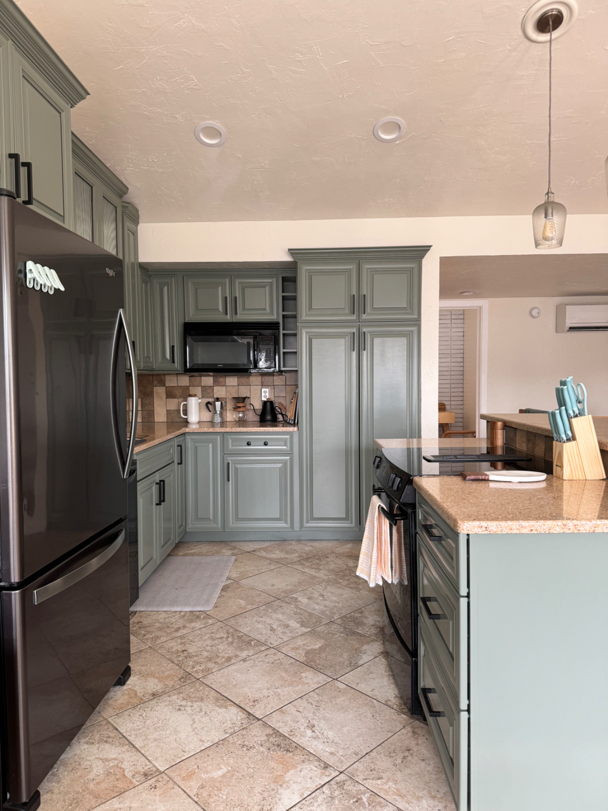 Stylish, Comfortable Townhome at the base of Pilot Butte, 5 minutes to St. Charles - Photo 6