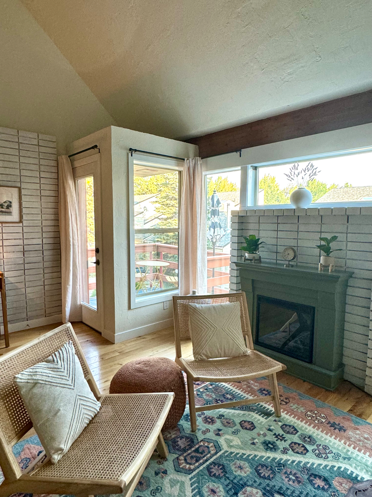 Stylish, Comfortable Townhome at the base of Pilot Butte, 5 minutes to St. Charles - Photo 4