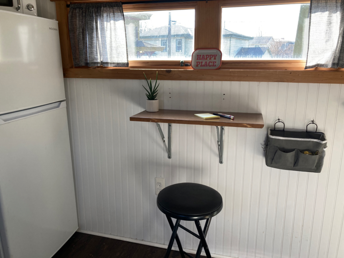 Tiny House in Desirable Suburb - Photo 11