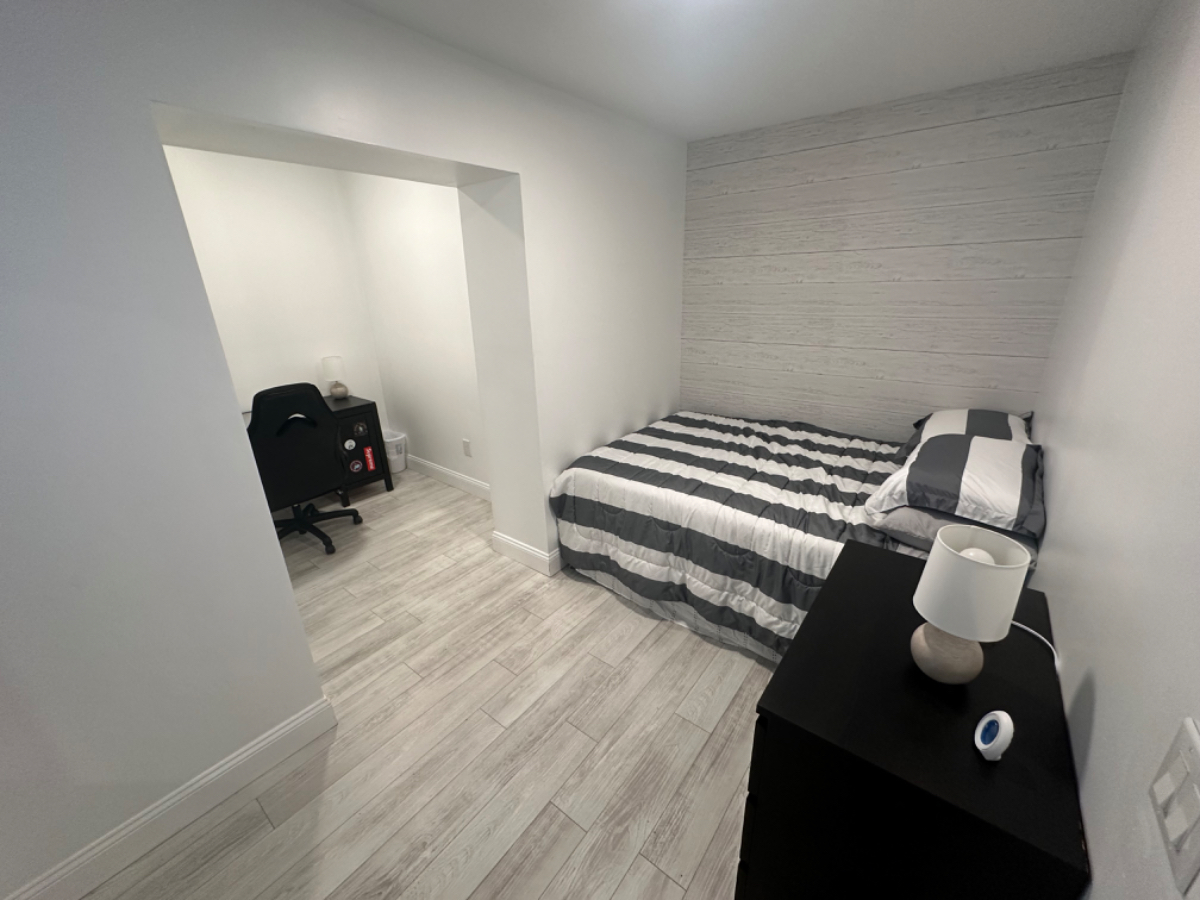 Cozy two bedroom private apartment walking distance to Ruby - Photo 4