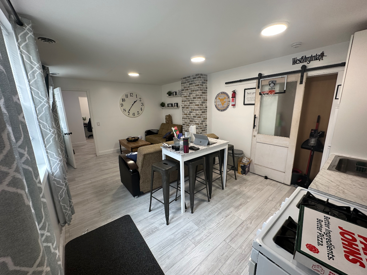 Cozy two bedroom private apartment walking distance to Ruby - Photo 2