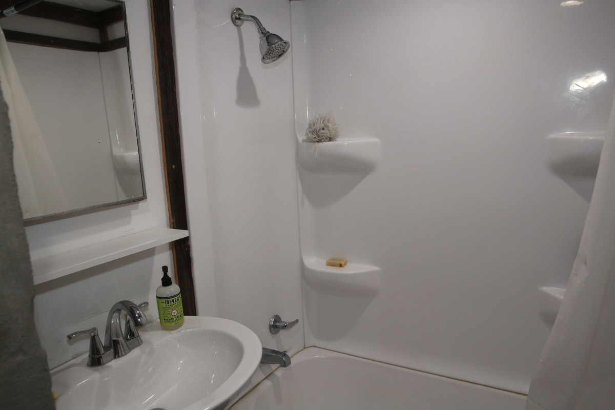 Private, Quiet Room in Beautiful Farmhouse - Photo 9