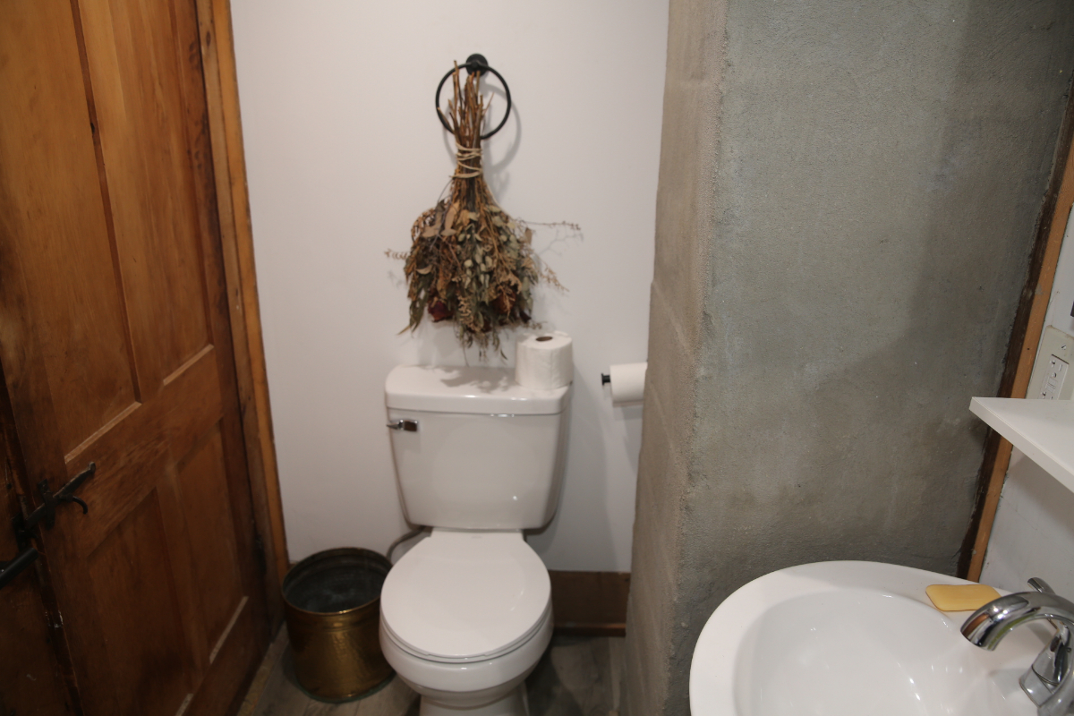 Private, Quiet Room in Beautiful Farmhouse - Photo 10