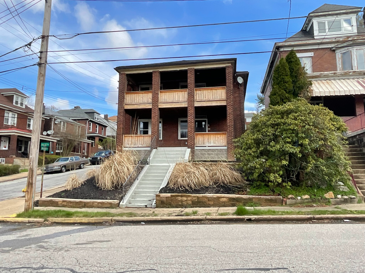 Beautifully Renovated 2 Bdrm 1Bath modern apartment w/all amenities except prof. services close to multiple hospitals  (2 available a