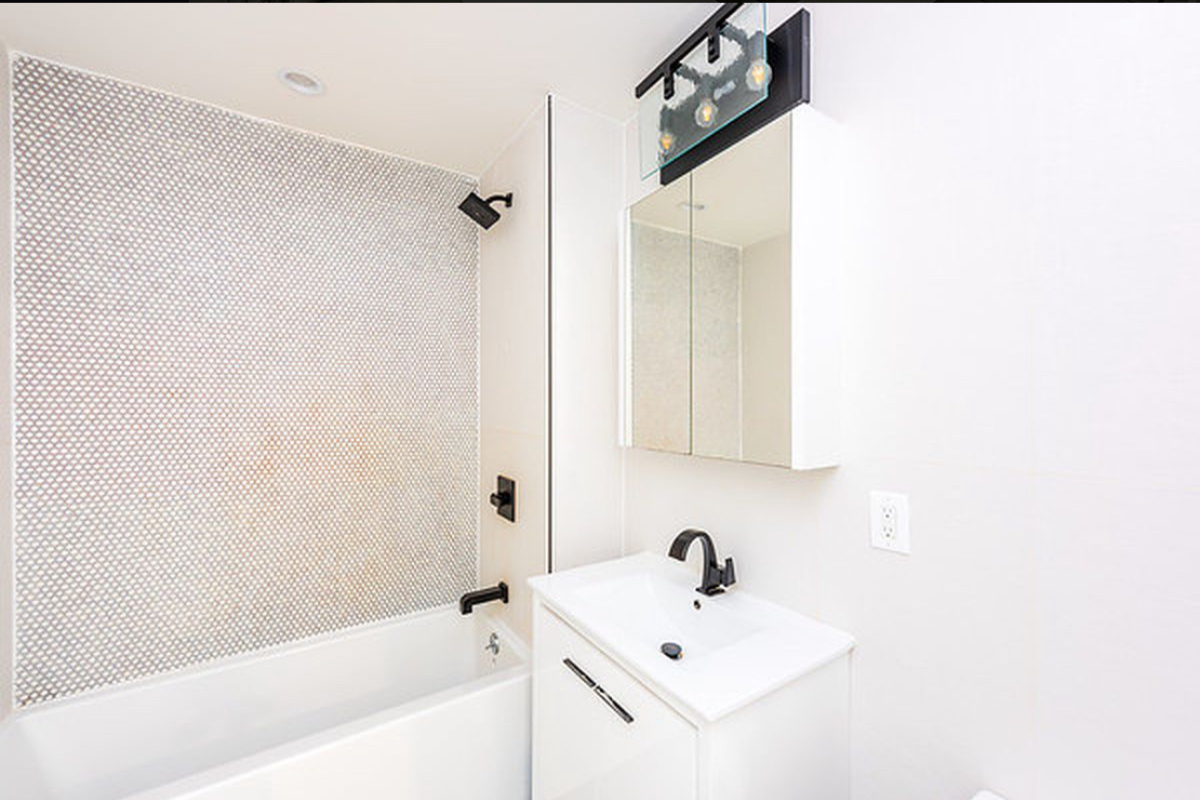 Luxury 1-Bedroom Apartment with Gym and Shared Rooftop in Ocean Hill - Photo 2