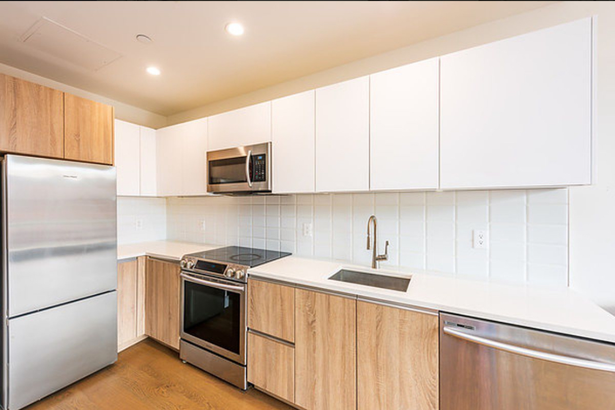 Luxury 1-Bedroom Apartment with Gym and Shared Rooftop in Ocean Hill - Photo 3