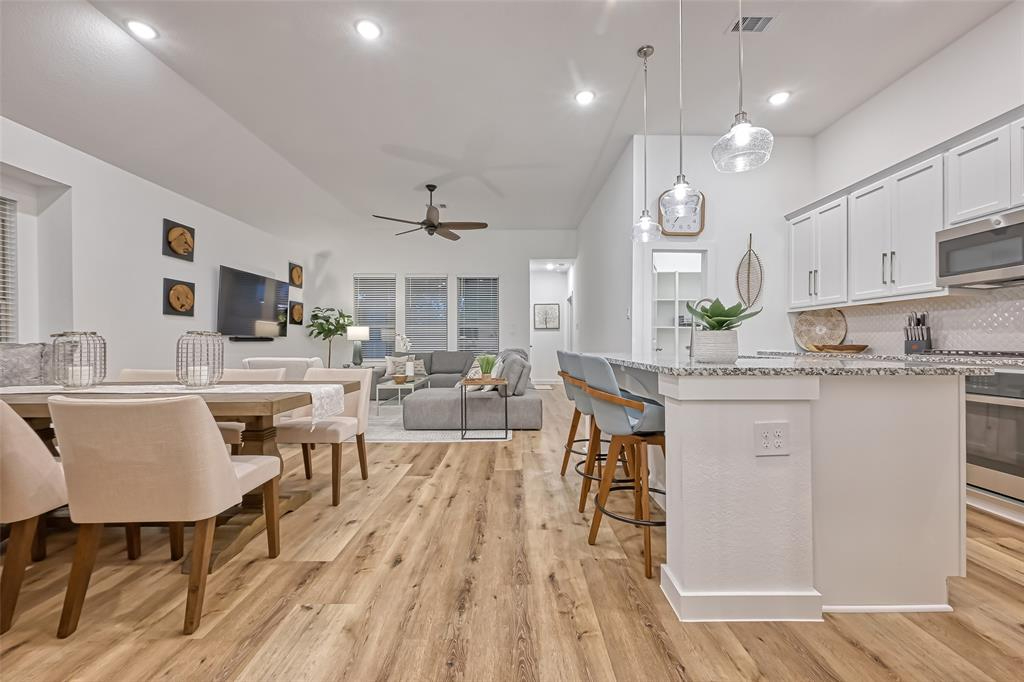 Professionally decorated home in North Grove, minutes away from The Woodlands - Photo 8