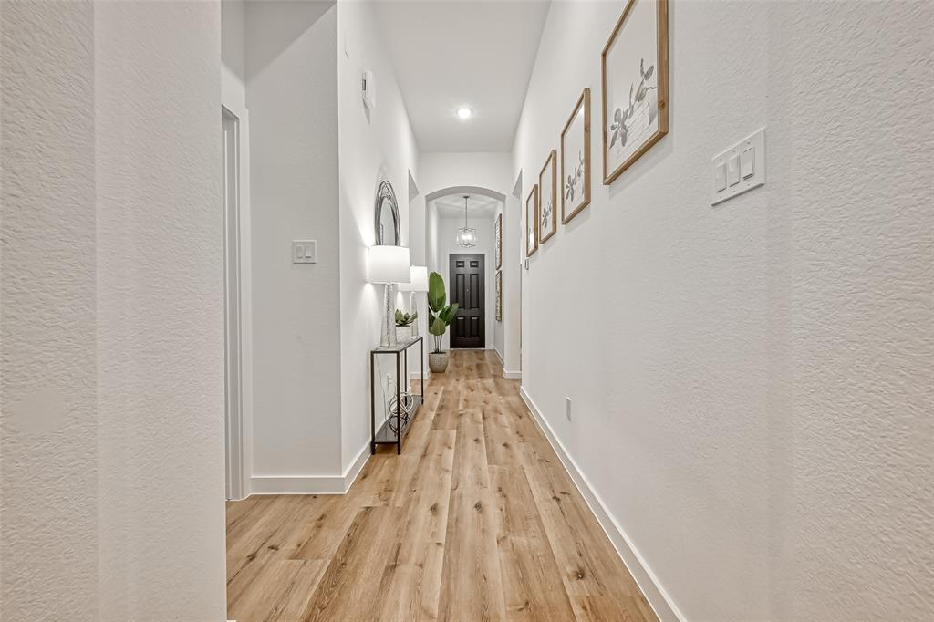 Professionally decorated home in North Grove, minutes away from The Woodlands - Photo 4