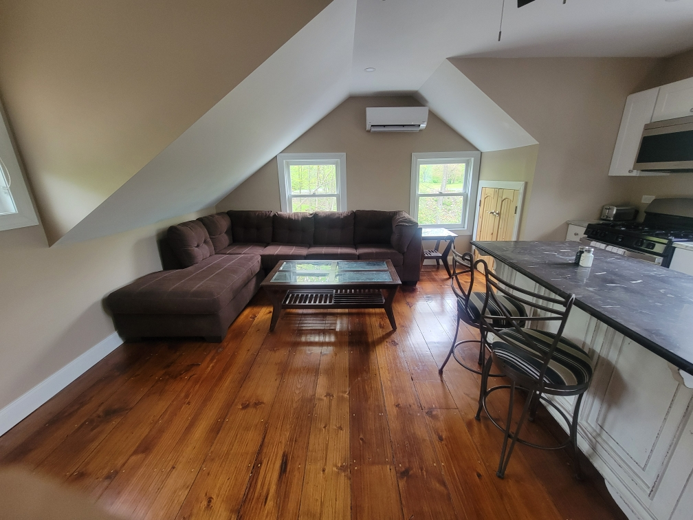 Charming Countryside Escape Modern & Spacious Upstairs Apartment with Resort-Style Amenities on a Se - Photo 3