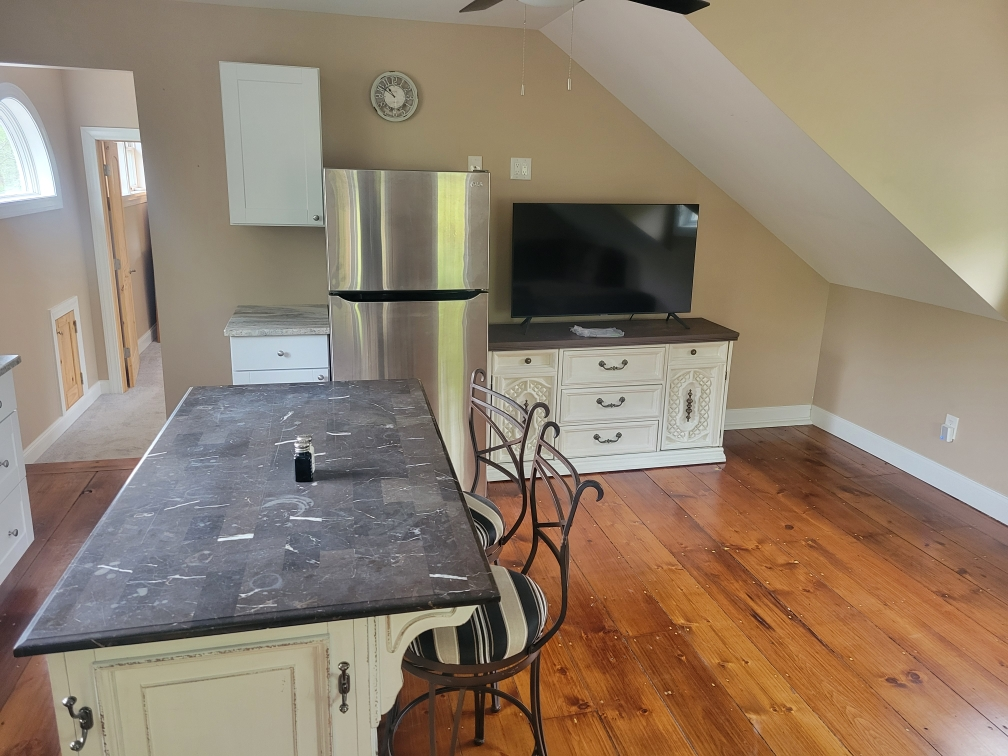 Charming Countryside Escape Modern & Spacious Upstairs Apartment with Resort-Style Amenities on a Se - Photo 6