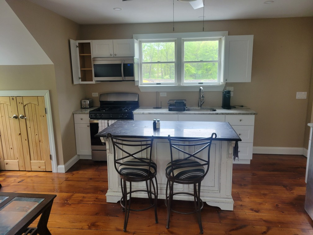Charming Countryside Escape Modern & Spacious Upstairs Apartment with Resort-Style Amenities on a Se - Photo 7