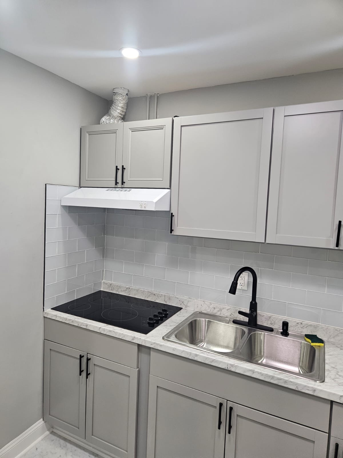 Full  Apartment  - Private - Photo 4