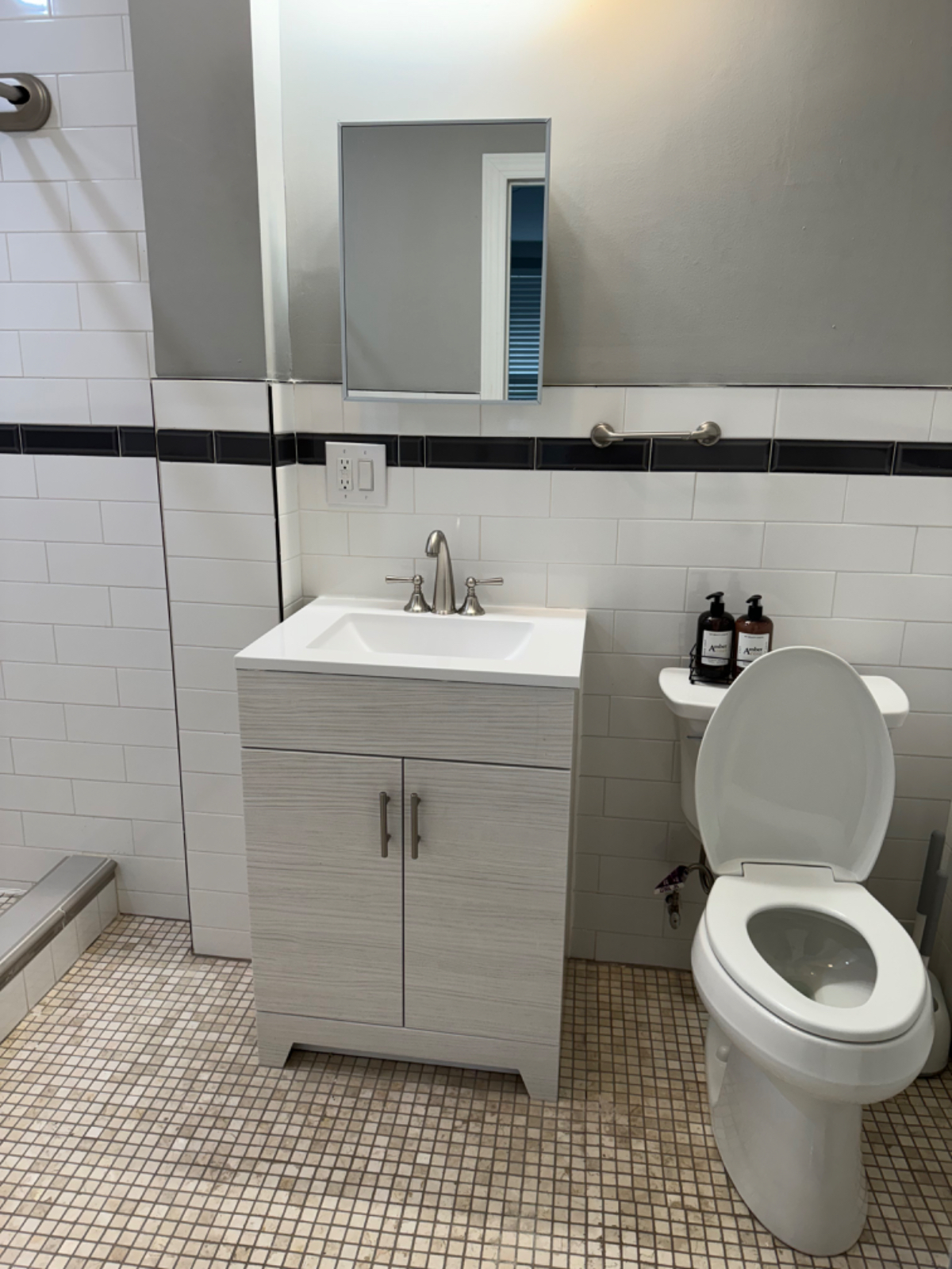 Full  Apartment  - Private - Photo 7
