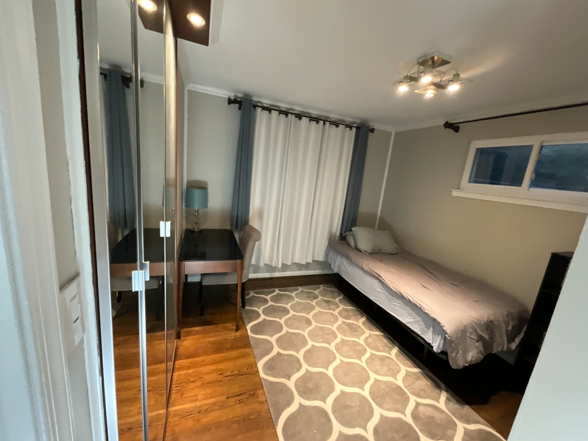 First Bedroom - Shared Housing - Photo 4