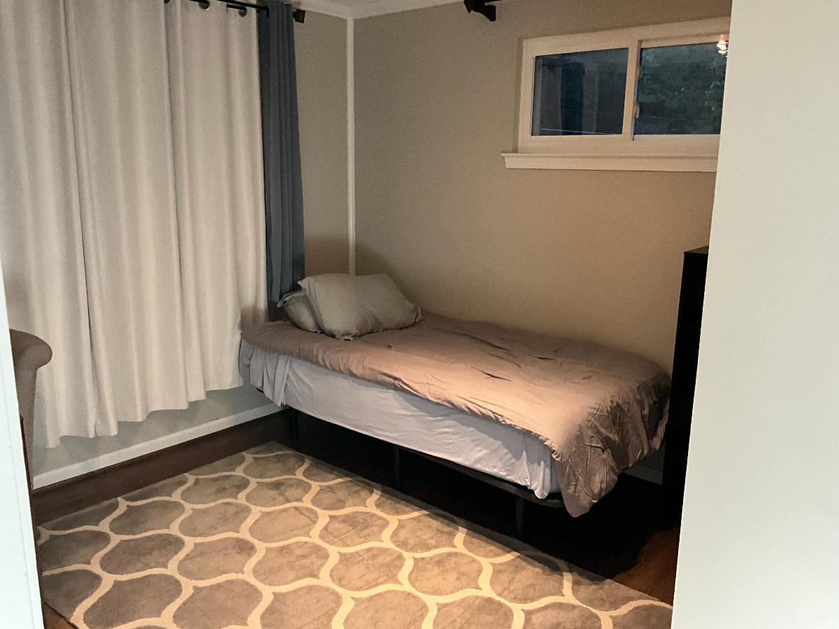 First Bedroom - Shared Housing - Photo 5