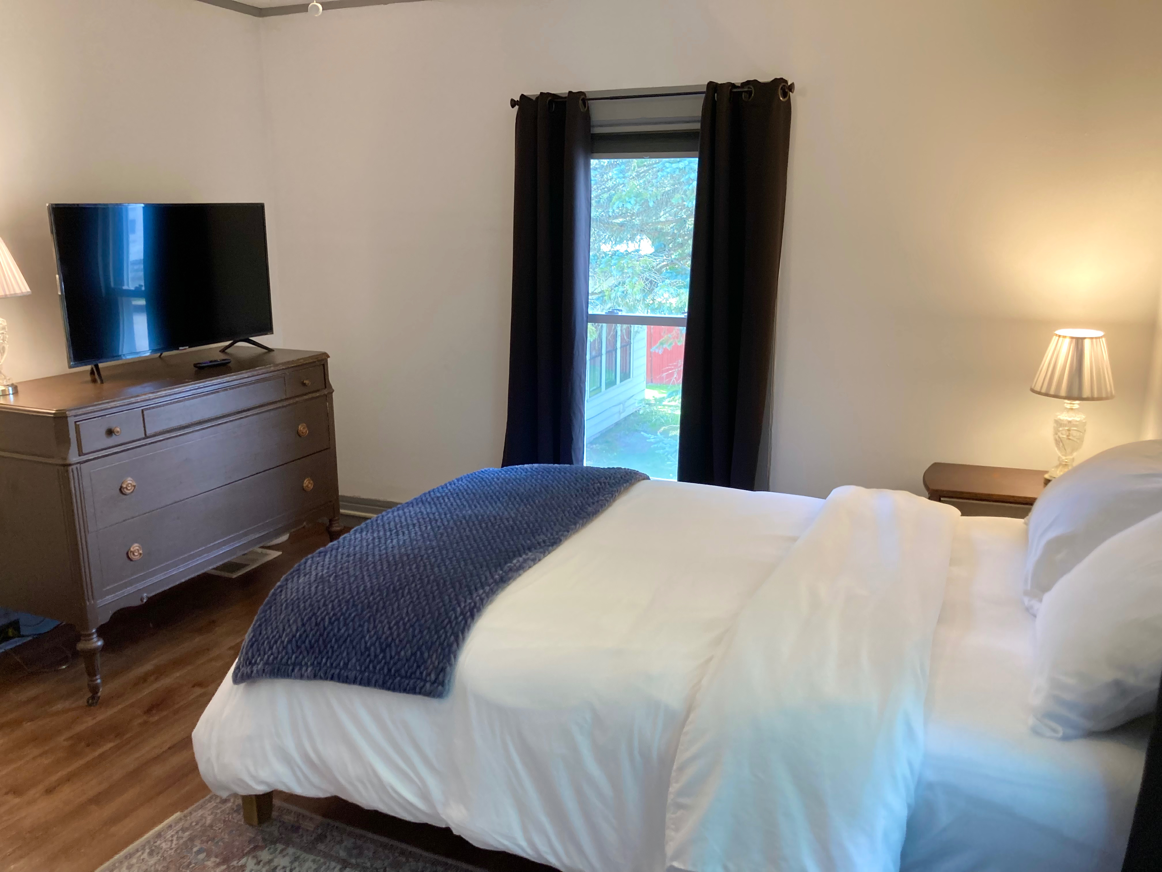 Available bedroom for medical professionals - Photo 2