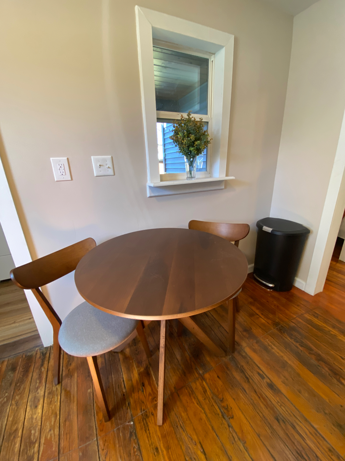 Cozy Downtown Bungalow - Photo 5