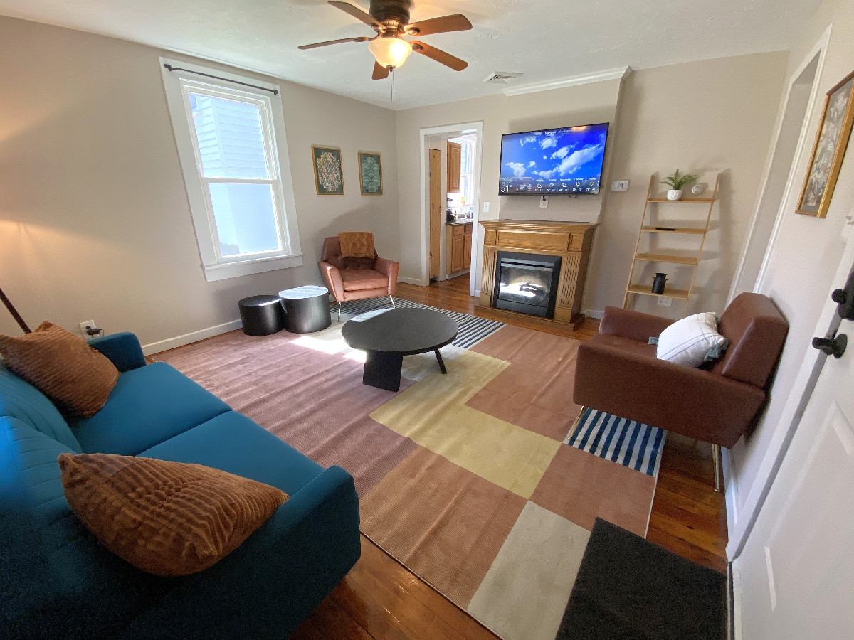 Cozy Downtown Bungalow - Photo 2