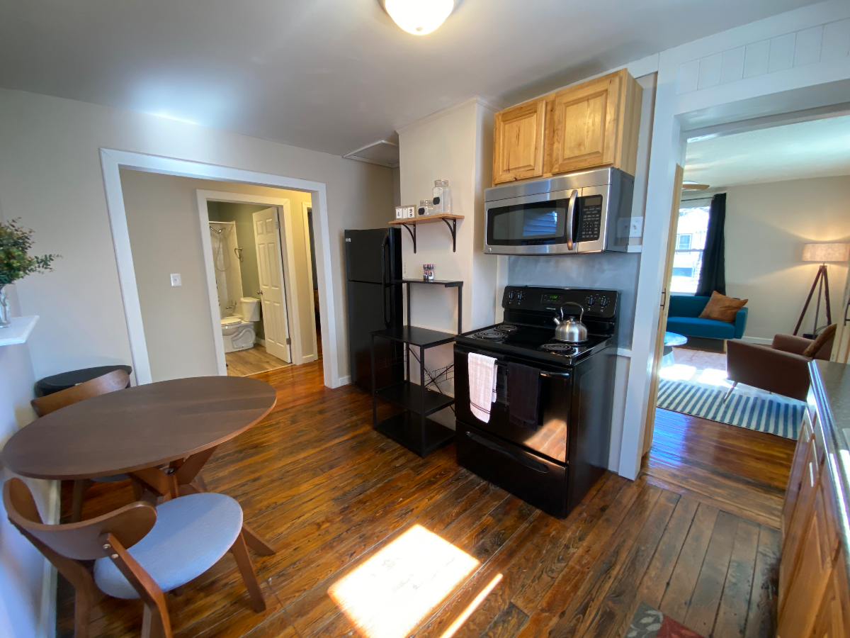 Cozy Downtown Bungalow - Photo 3