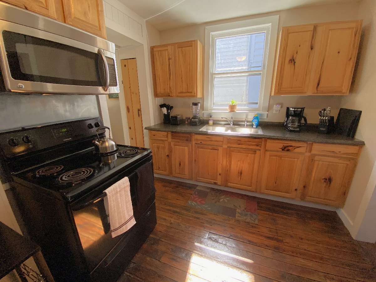 Cozy Downtown Bungalow - Photo 4