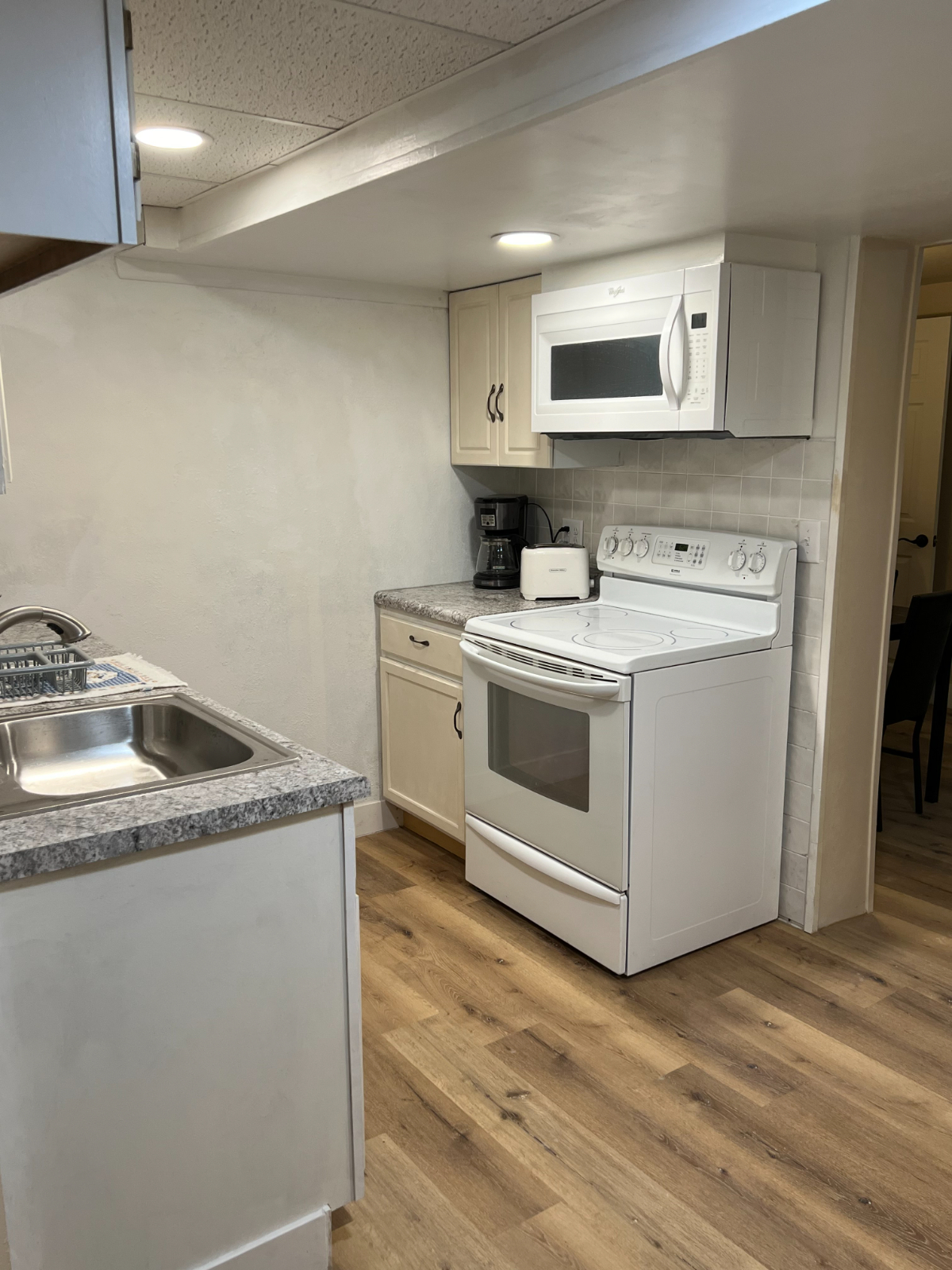 Modern Downtown Escape Sophisticated 1-Bedroom Basement Apartment with Plush Amenities - An Urban Ha - Photo 10