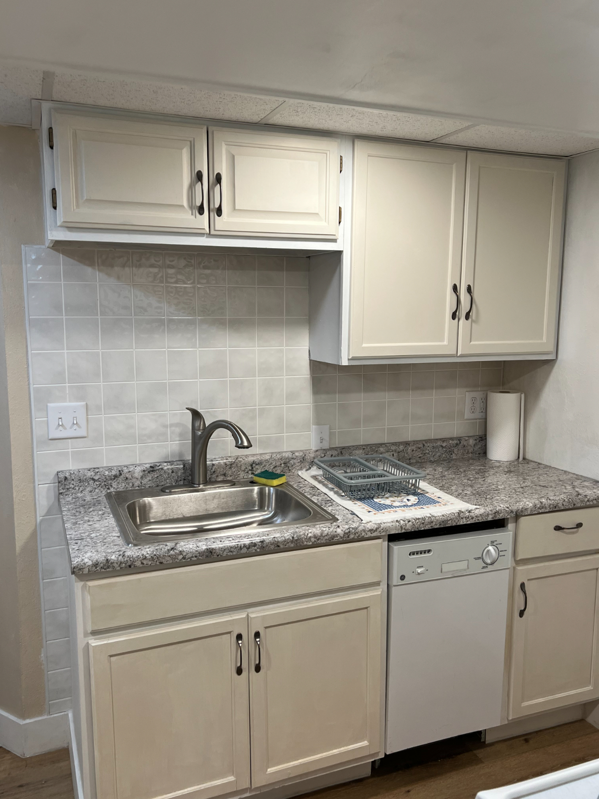 Modern Downtown Escape Sophisticated 1-Bedroom Basement Apartment with Plush Amenities - An Urban Ha - Photo 11