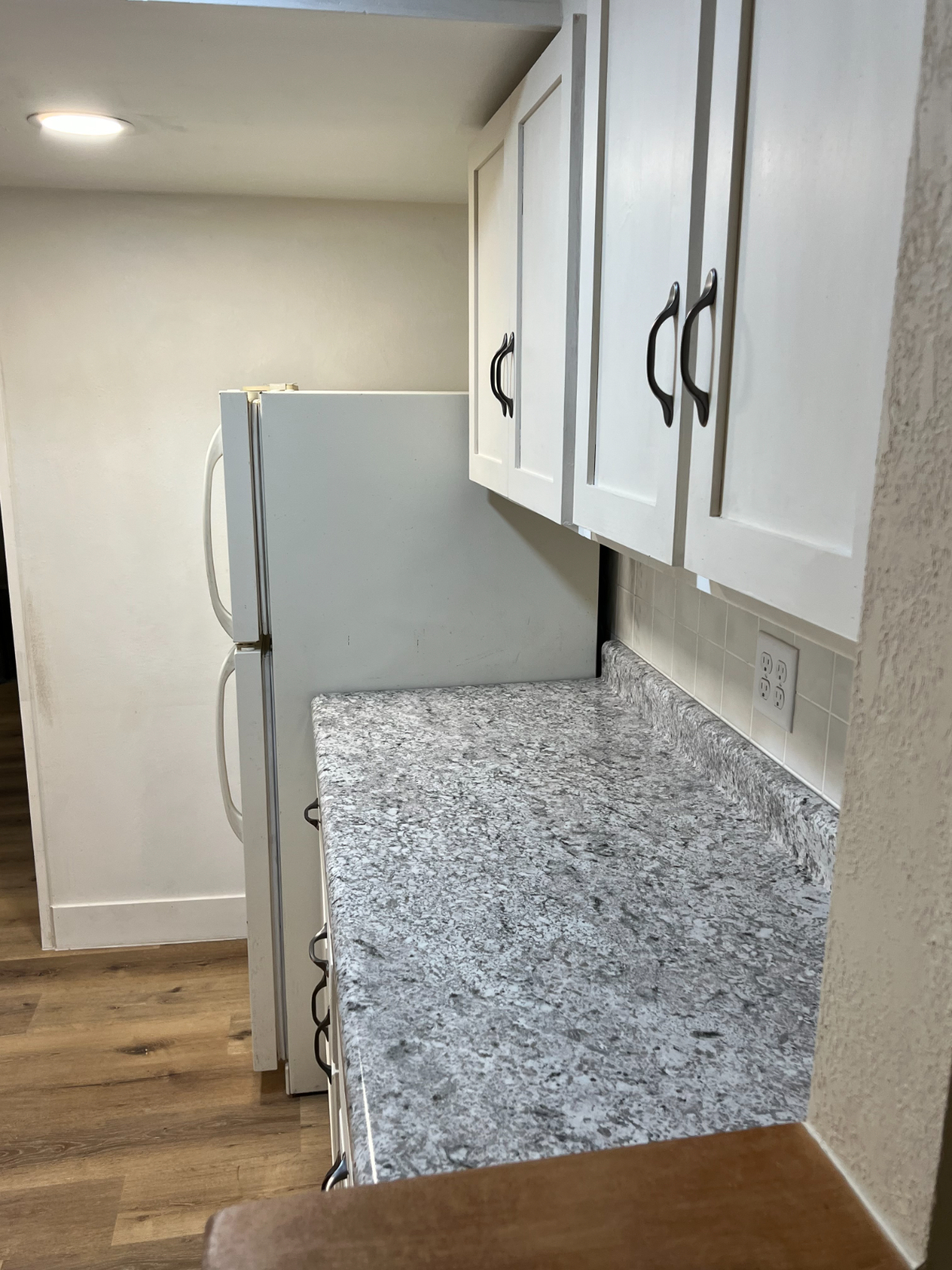 Modern Downtown Escape Sophisticated 1-Bedroom Basement Apartment with Plush Amenities - An Urban Ha - Photo 12