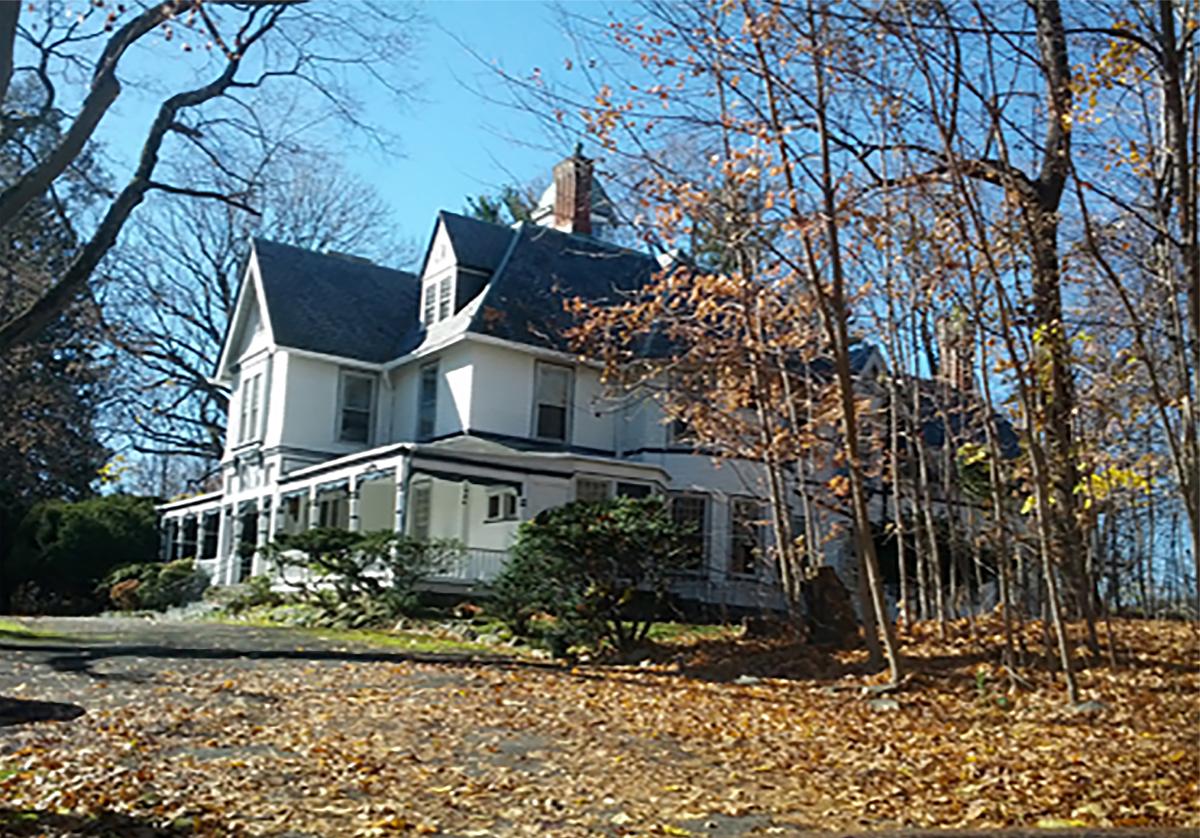 5 bdrm Victorian, built in 1881 with 21 rooms on 4 very private acres - Photo 2