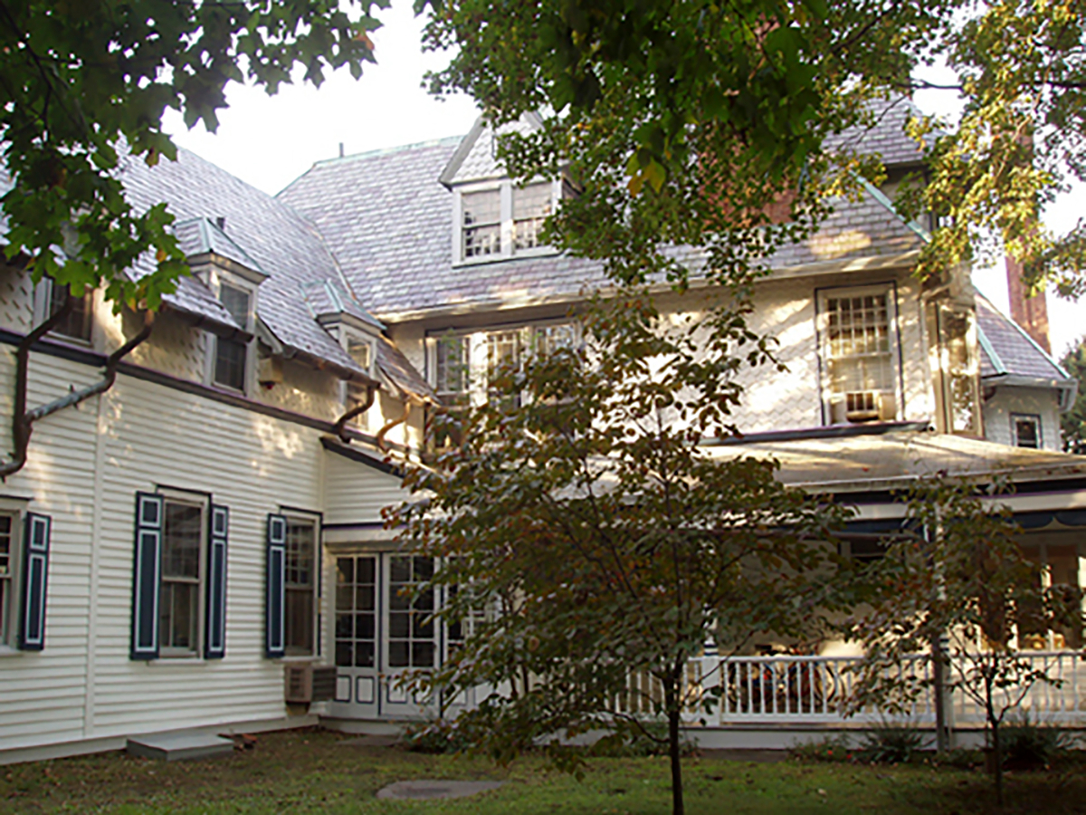 5 bdrm Victorian, built in 1881 with 21 rooms on 4 very private acres - Photo 3