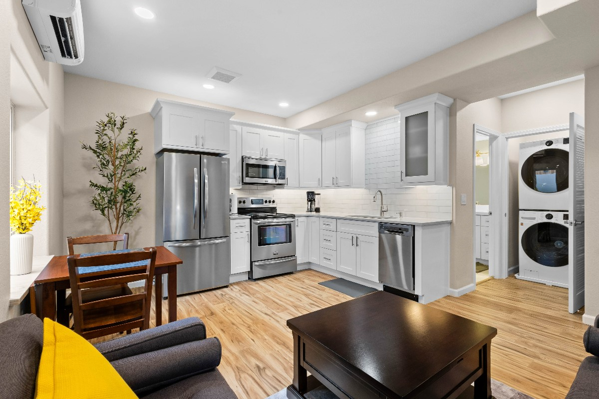 Stunning Downtown 1 Bedroom Apartment - Photo 2