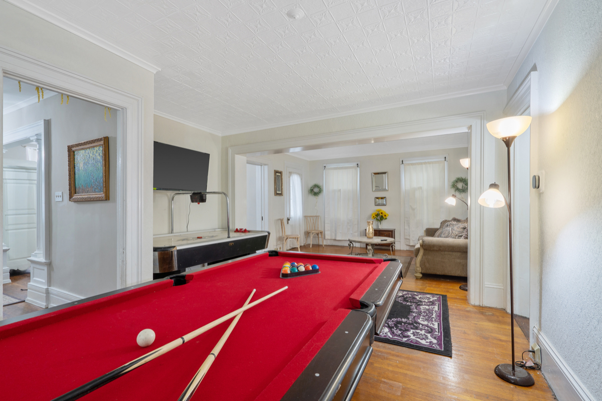 The Hampton Manor - Photo 2