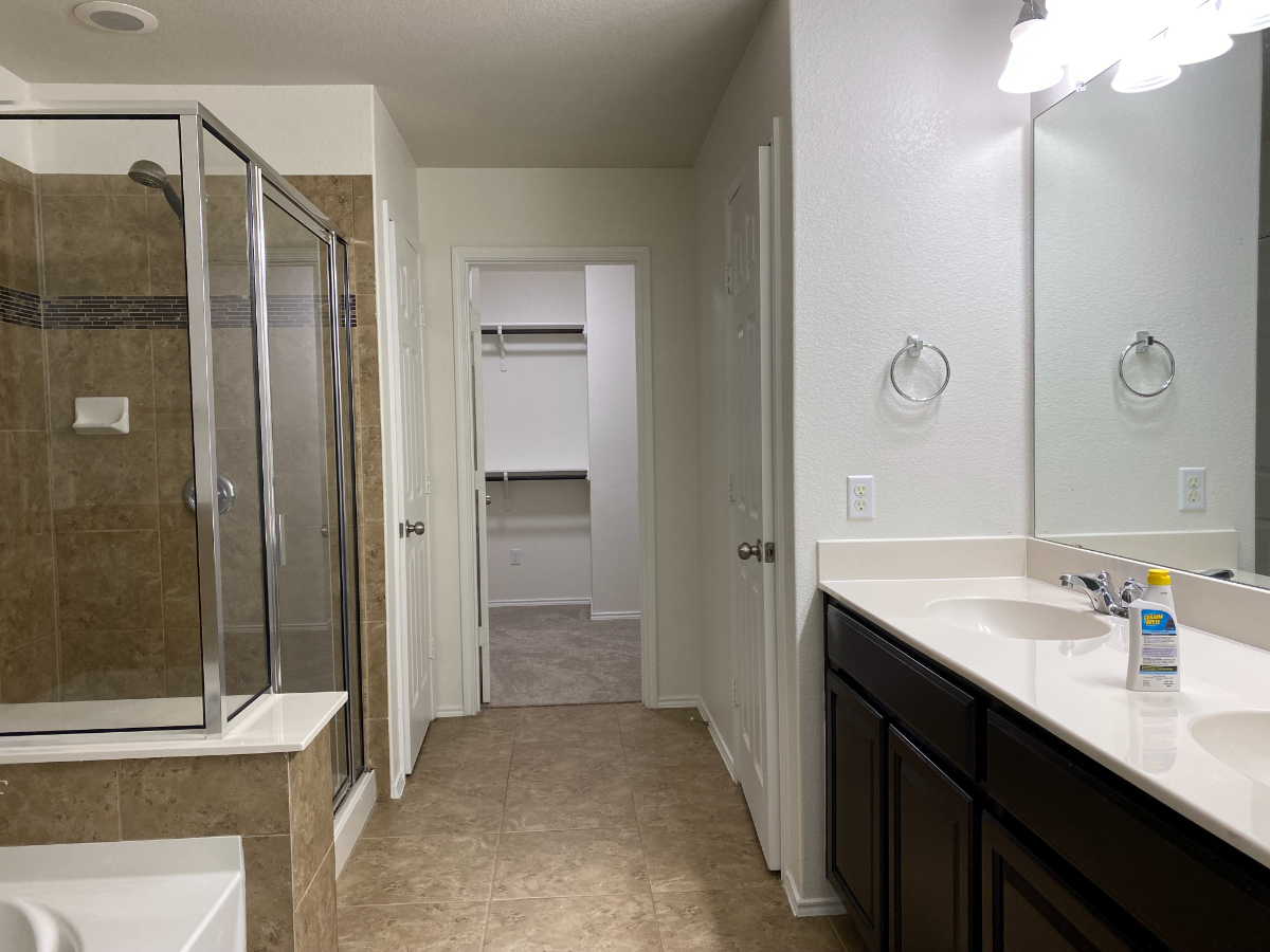 850 - 4 Beds / 3 Baths House, Newly Renovated, Quiet and Convenient Location - Photo 5