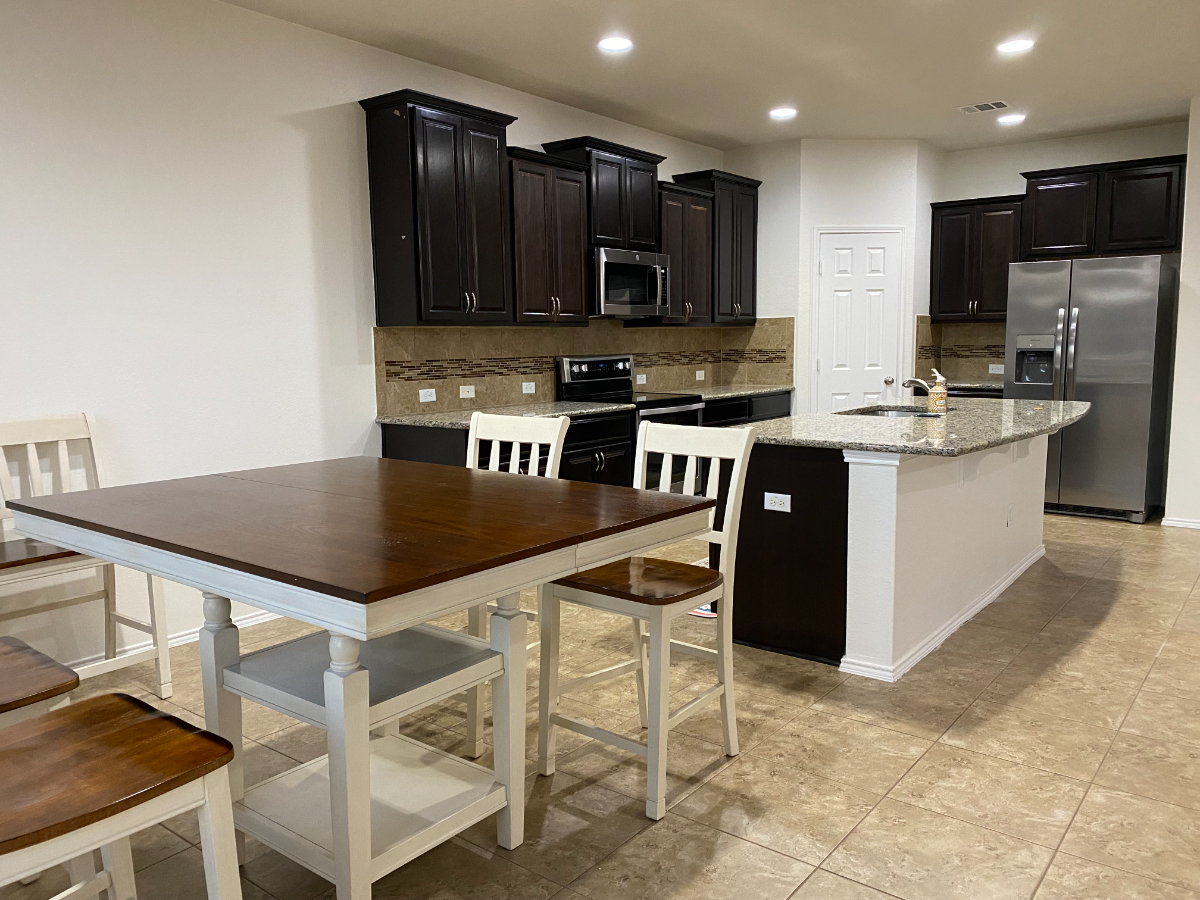 850 - 4 Beds / 3 Baths House, Newly Renovated, Quiet and Convenient Location - Photo 2