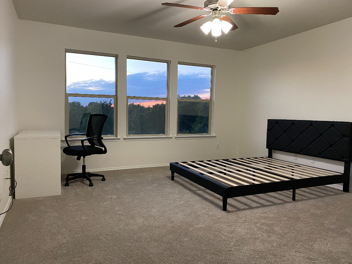 850 - 4 Beds / 3 Baths House, Newly Renovated, Quiet and Convenient Location - Photo 4