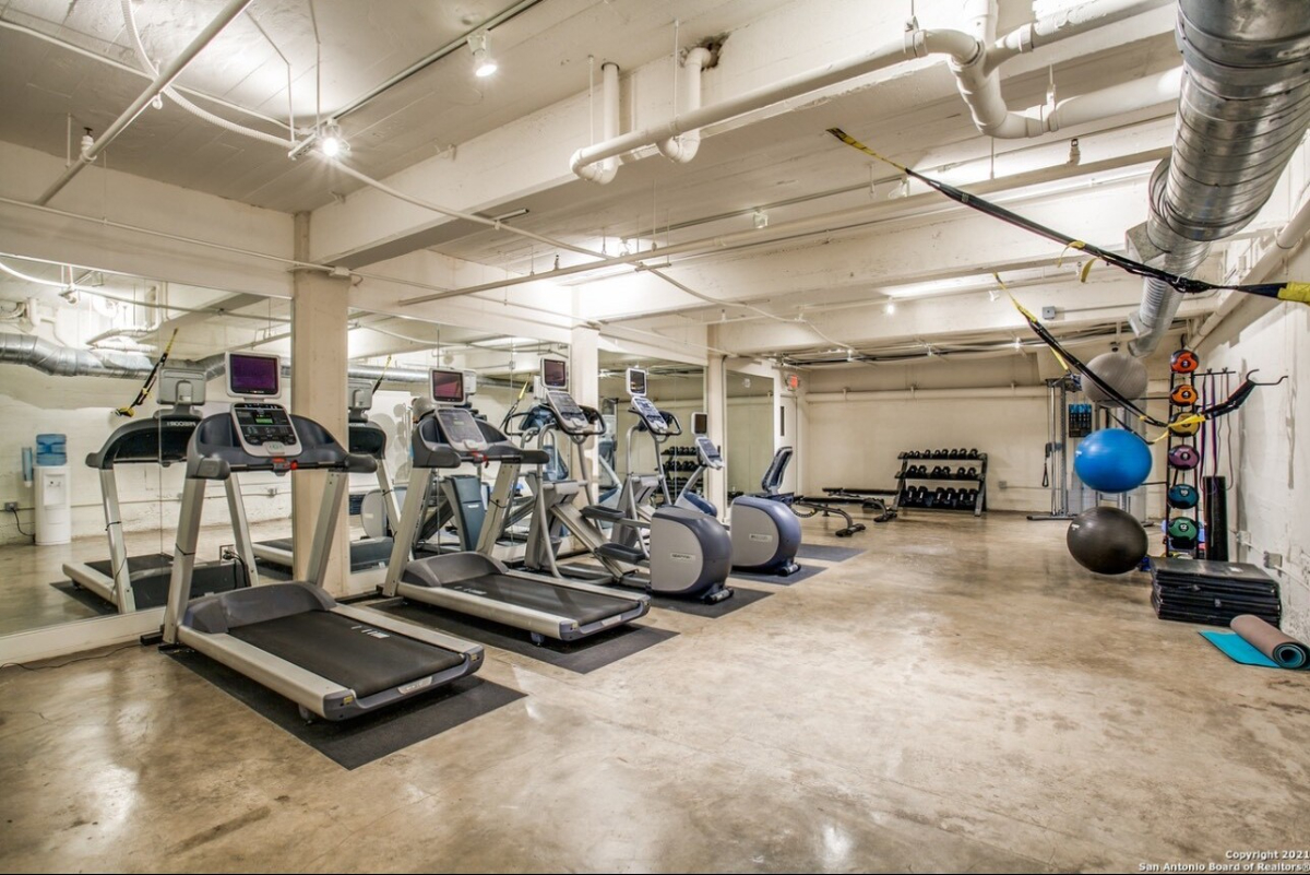 Elegant 4BR San Antonio Condo Retreat Historic Charm, Luxe Comforts, and Unbeatable Amenities - Pool - Photo 7
