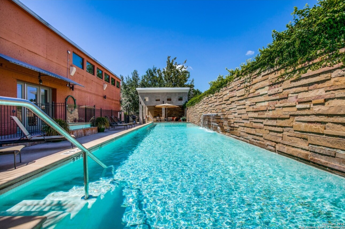 Elegant 4BR San Antonio Condo Retreat Historic Charm, Luxe Comforts, and Unbeatable Amenities - Pool, Gym & More