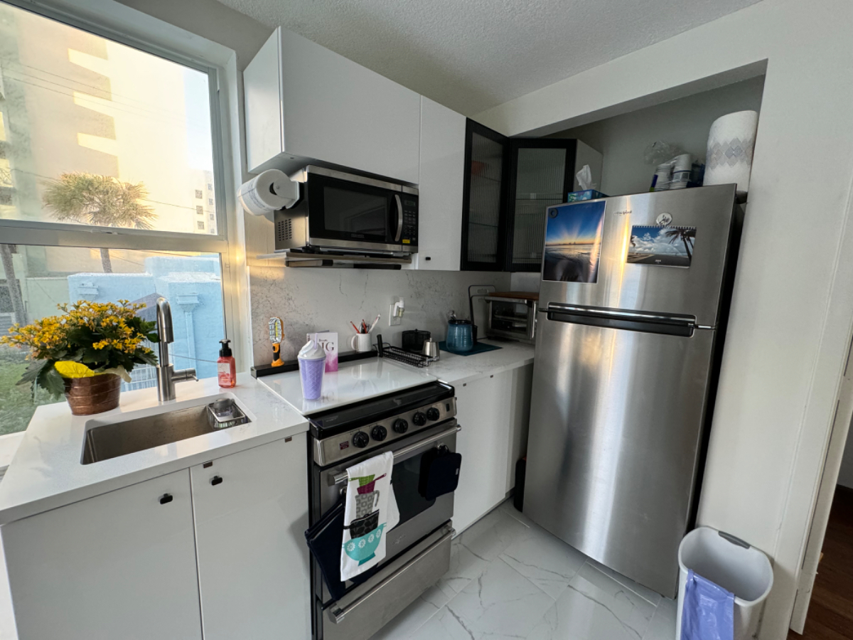Hollywood Beach 1 bedroom 1 bath Condo - Photo 3