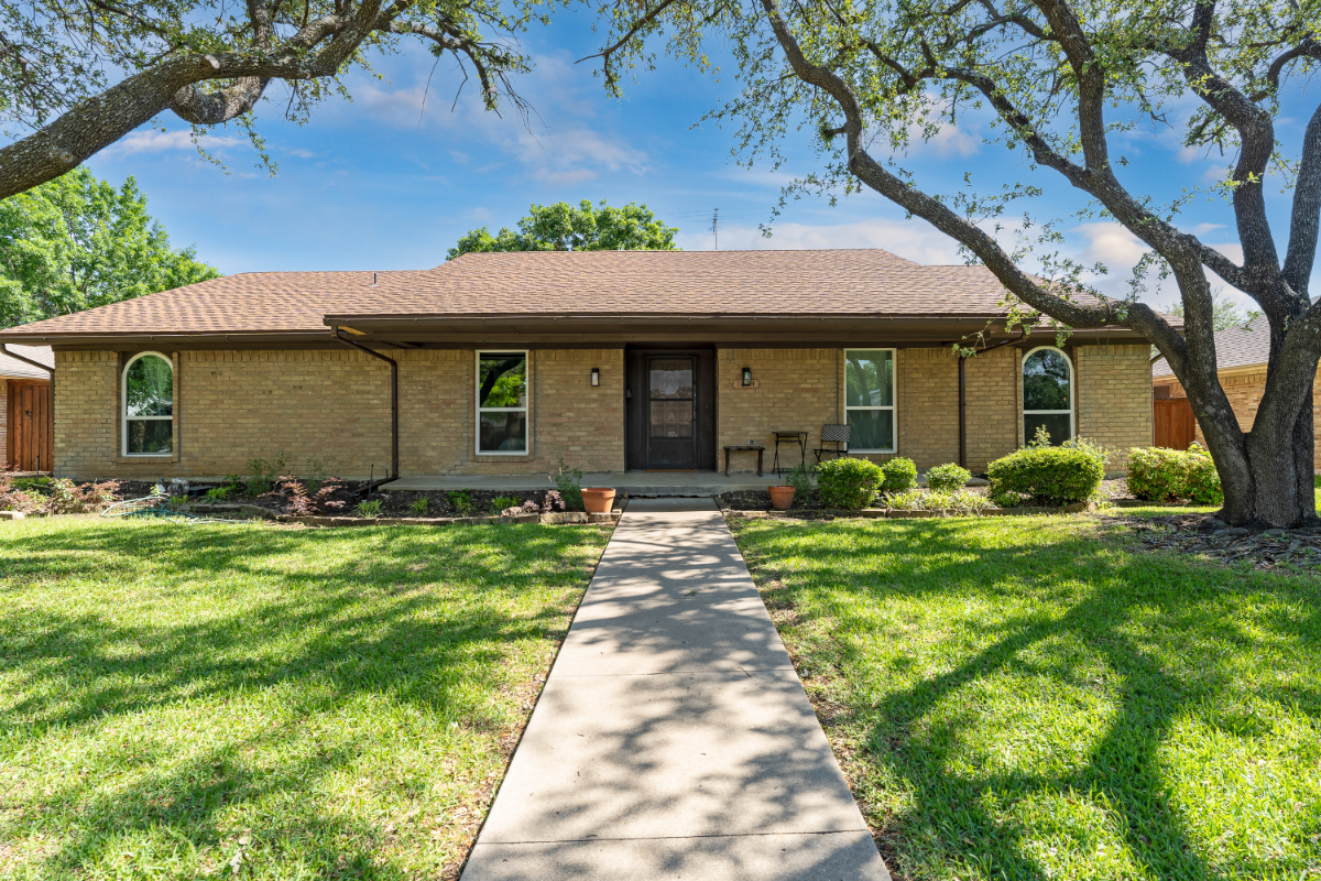 Modern 4BD 2BA Family Home in Carrollton - Prime DFW Location - Fully Furnished - Photo 3