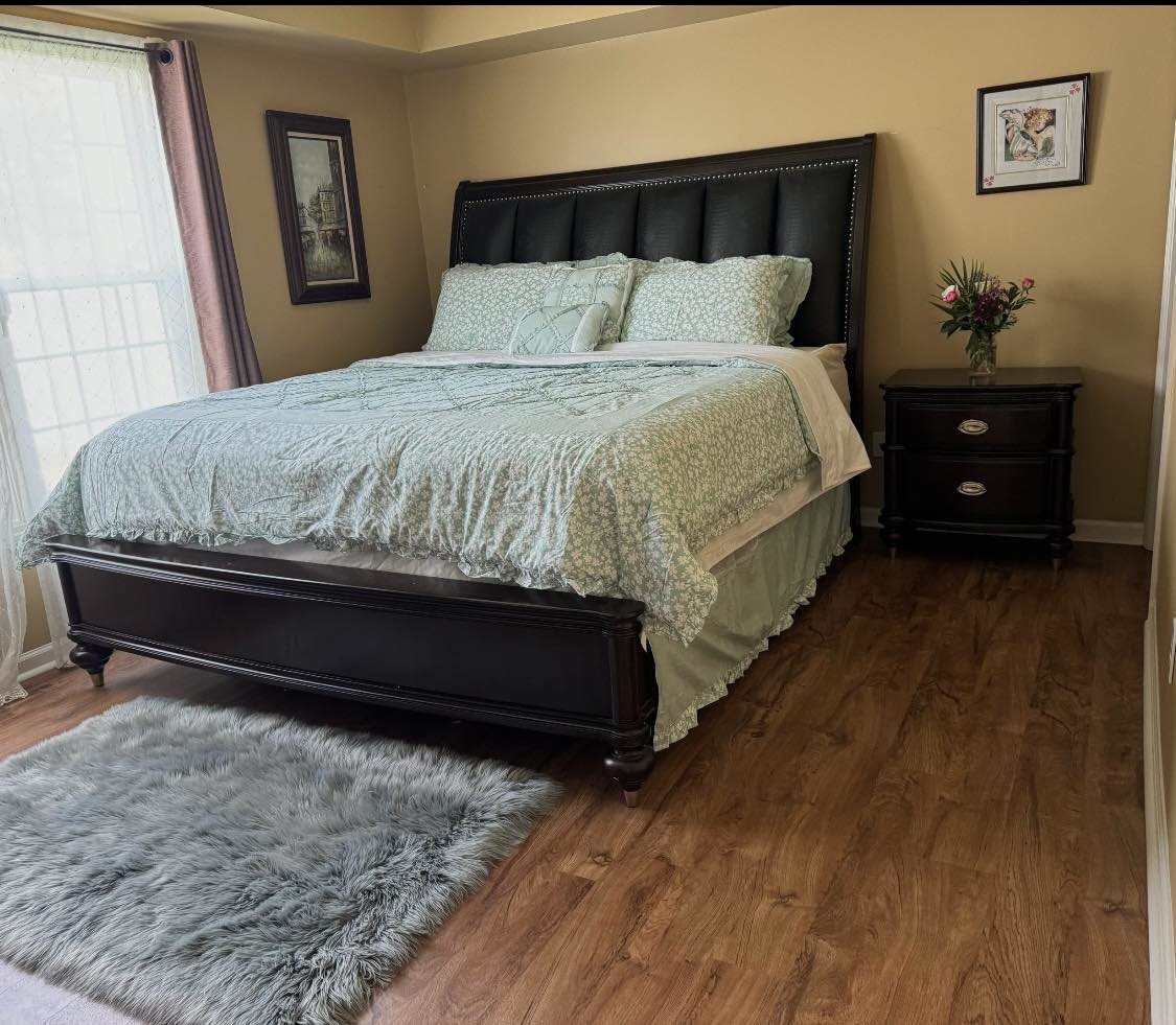 Charming Sanctuary Expansive 4BR Family Haven with King Suites & Cozy Living Spaces Vinyl-Floored Be - Photo 10