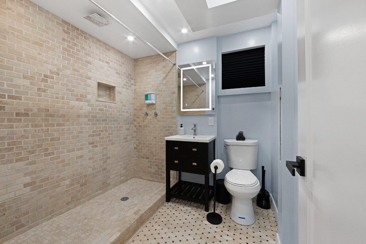Charming 2-Bedroom Gem in Brooklyn Neighborhood, Near Hospitals - Photo 3