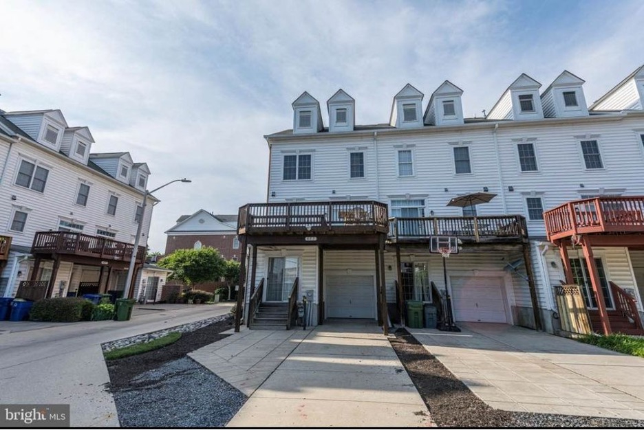Beautiful Suburban Townhome in Baltimore City - Photo 12