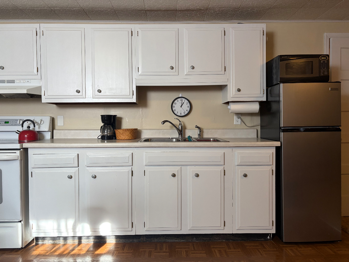 Quiet basement apartment (prorate avail for commuting medical professionals) - Photo 3