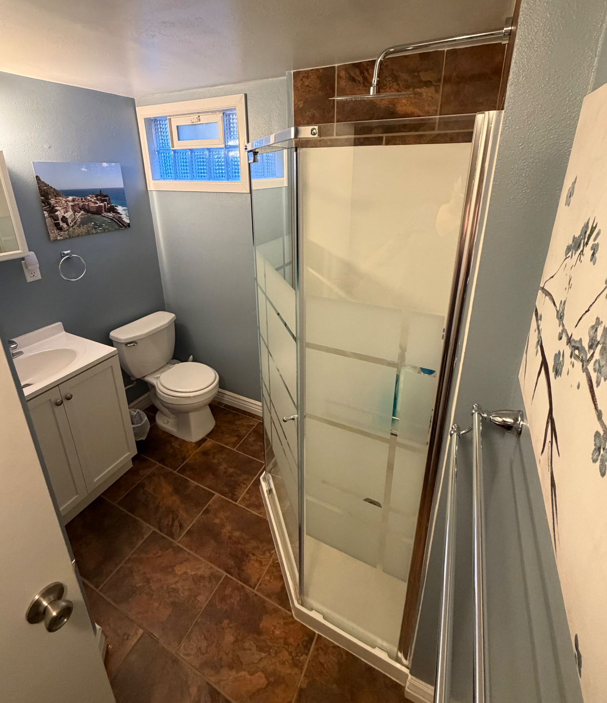 Quiet basement apartment (prorate avail for commuting medical professionals) - Photo 6