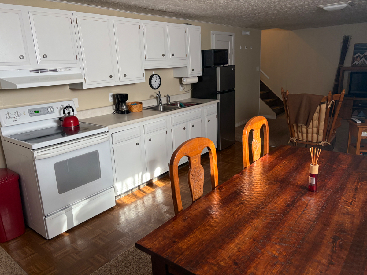 Quiet basement apartment (prorate avail for commuting medical professionals) - Photo 4