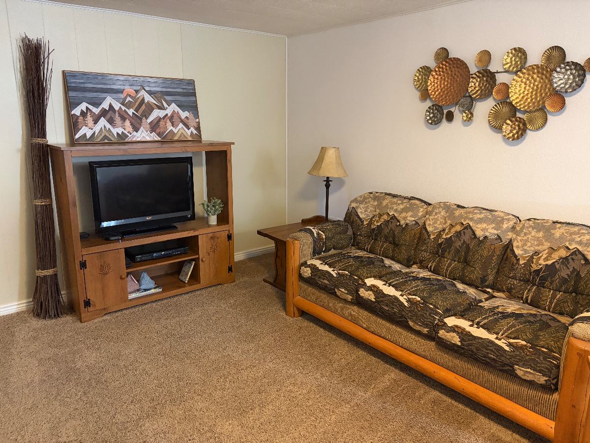 Quiet basement apartment (prorate avail for commuting medical professionals) - Photo 2