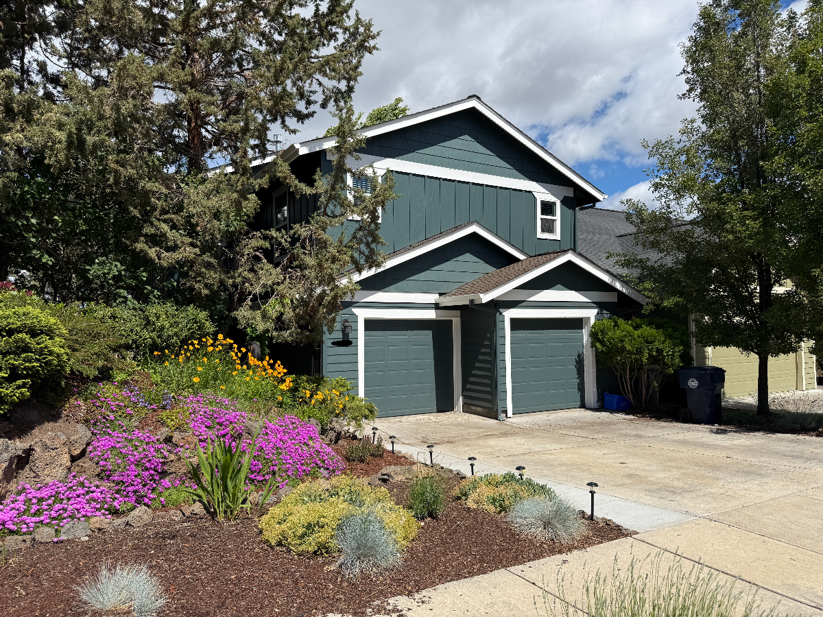 3 Bedroom Bend Home with Sauna, Deck, and Modern Amenities with Ideal Location - Photo 2