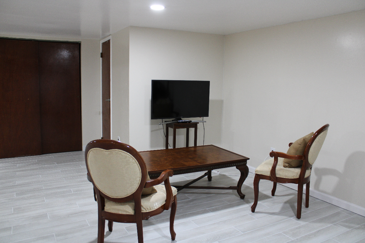 Newly Renovated Studio with Modern Finishes - Photo 7