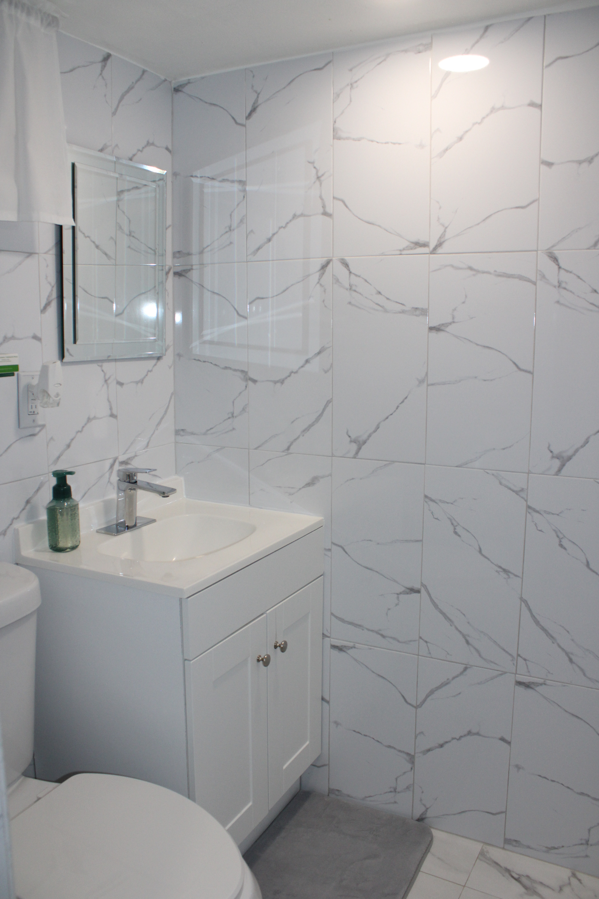 Newly Renovated Studio with Modern Finishes - Photo 9