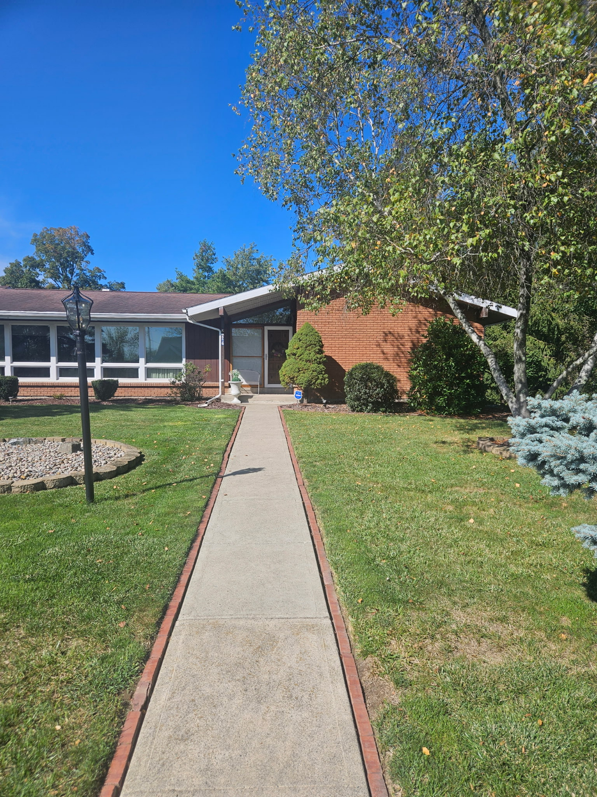 Private Furnished Chic Ranch Home - Kings Bed, 3 Baths, Patio and Parking - Photo 2