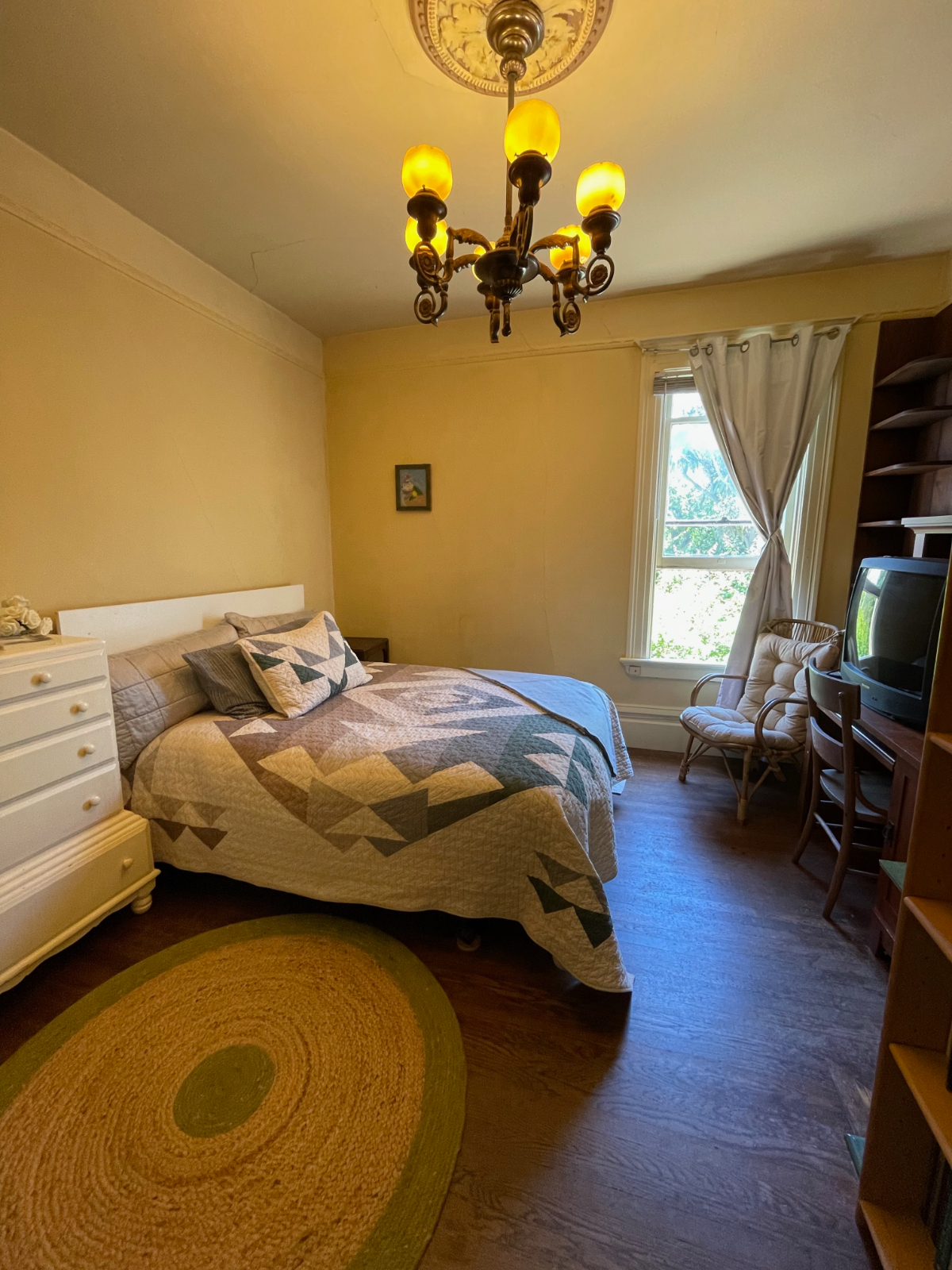 One Room available in lovely Noe Valley Victorian with beautiful well-maintained garden - Photo 3
